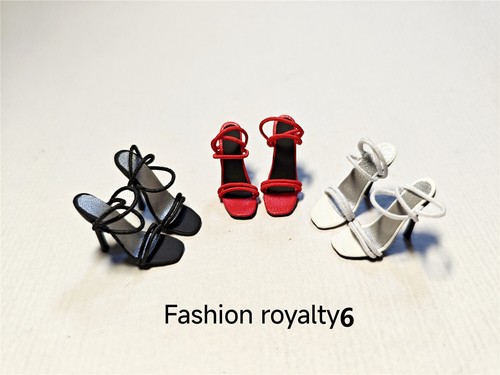 Nuove scarpe per bambole - , in
